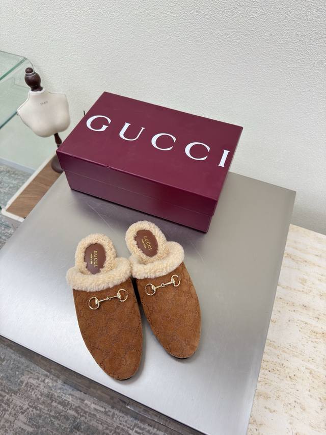 毛毛拖 平底经典 马鞍扣拖鞋 Gucci 双G Logo 羊羔毛内里 经典马鞍扣 棕色 压花压印Logo 时尚的品牌Logo持加，具有超辨高识度各品大争牌恐先推