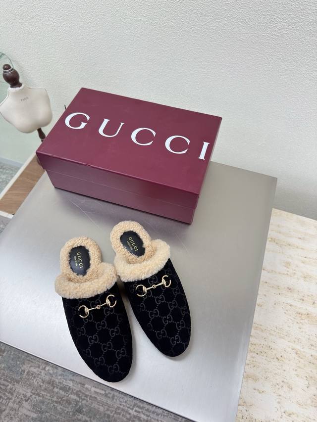毛毛拖 平底经典 马鞍扣拖鞋 Gucci 双G Logo 羊羔毛内里 经典马鞍扣 黑色 压花压印Logo 时尚的品牌Logo持加，具有超辨高识度各品大争牌恐先推