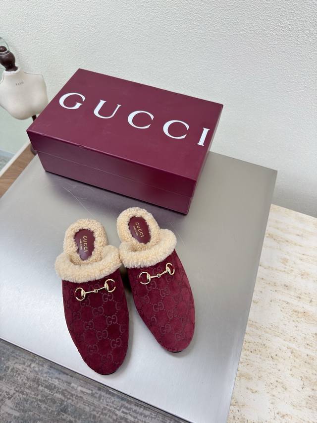 毛毛拖 平底经典 马鞍扣拖鞋 Gucci 双G Logo 羊羔毛内里 经典马鞍扣 酒红色 压花压印Logo 时尚的品牌Logo持加，具有超辨高识度各品大争牌恐先