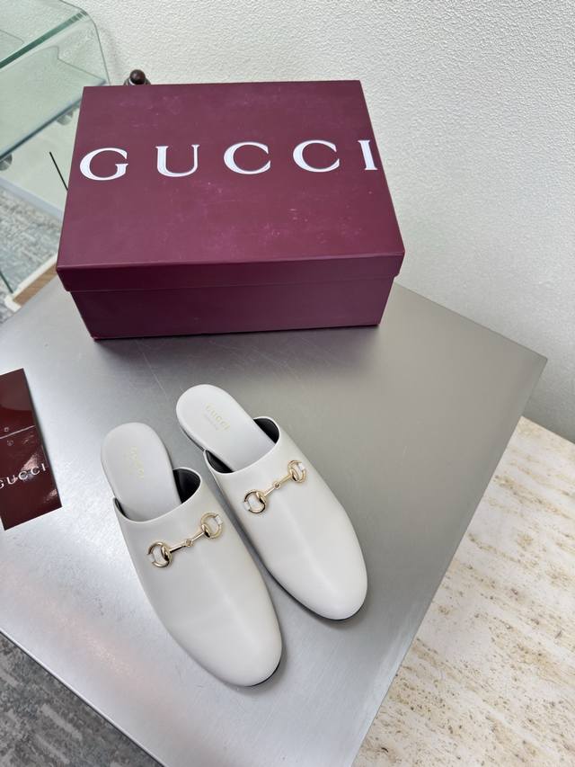 平底经典 马鞍扣拖鞋 Gucci 双G Logo 经典马鞍扣 白色小牛皮 压花压印Logo 时尚的品牌Logo持加，具有超辨高识度各品大争牌恐先推后出超系跟高列