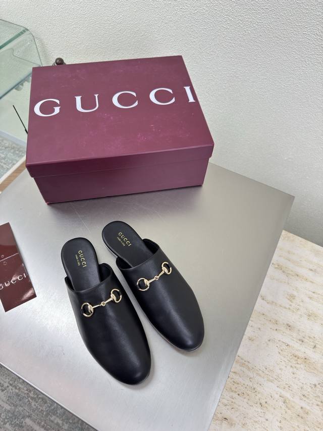 平底经典 马鞍扣拖鞋 Gucci 双G Logo 经典马鞍扣 黑色小牛皮 皮 压花压印Logo 时尚的品牌Logo持加，具有超辨高识度各品大争牌恐先推后出超系跟