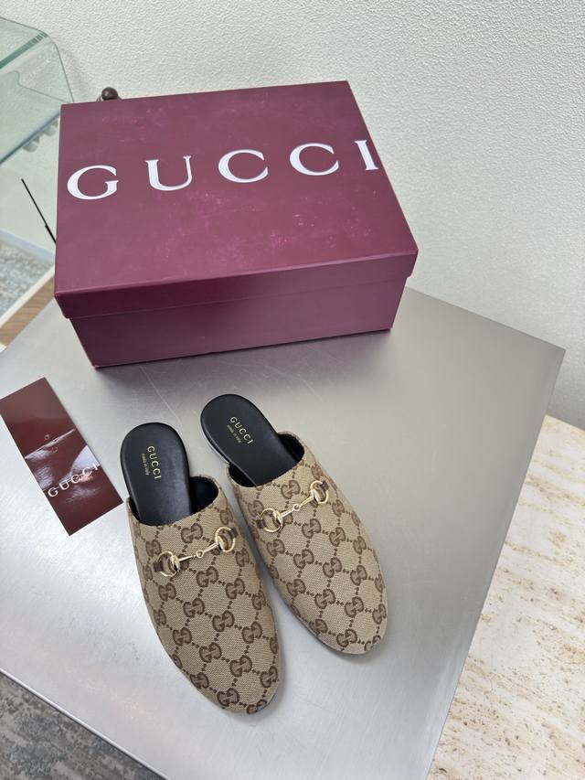 平底经典 马鞍扣拖鞋 Gucci 双G Logo 经典马鞍扣 杏色老花压花压印Logo 时尚的品牌Logo持加，具有超辨高识度各品大争牌恐先推后出超系跟高列Gu