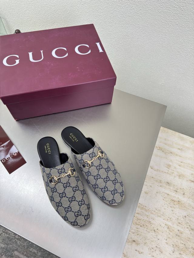 平底经典 马鞍扣拖鞋 Gucci 双G Logo 经典马鞍扣 蓝色老花 压花压印Logo 时尚的品牌Logo持加，具有超辨高识度各品大争牌恐先推后出超系跟高列G