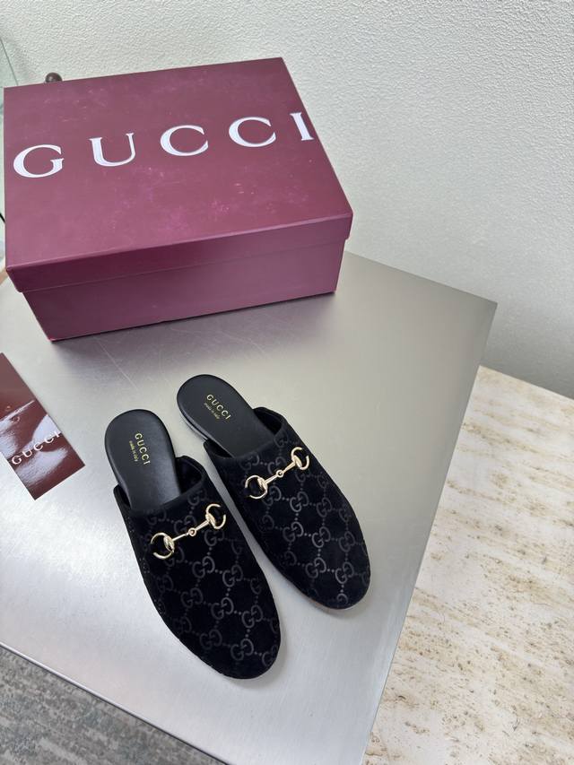 平底经典 马鞍扣拖鞋 Gucci 双G Logo 经典马鞍扣 黑色 牛反绒皮 压花压印Logo 时尚的品牌Logo持加，具有超辨高识度各品大争牌恐先推后出超系跟