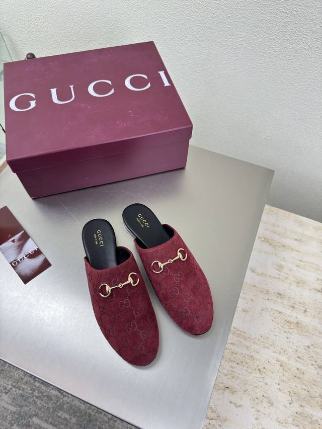 平底经典 马鞍扣拖鞋 Gucci 双G Logo 经典马鞍扣 酒红色 牛反绒皮 压花压印Logo 时尚的品牌Logo持加，具有超辨高识度各品大争牌恐先推后出超系