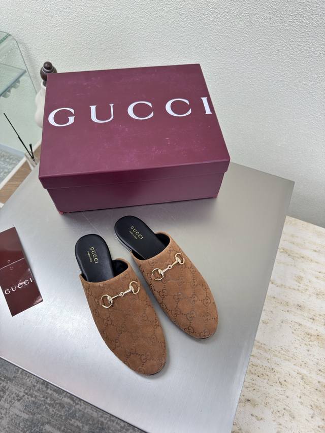 平底经典 马鞍扣拖鞋 Gucci 双G Logo 经典马鞍扣 棕色 牛反绒皮 压花压印Logo 时尚的品牌Logo持加，具有超辨高识度各品大争牌恐先推后出超系跟