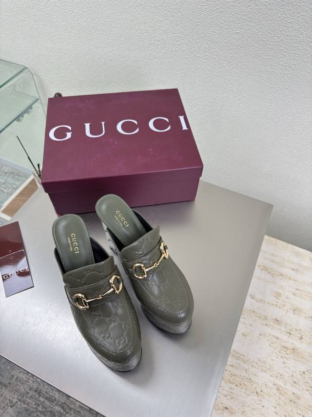面料包裹前水台 后跟 Gucci 新防水台高跟 凉鞋 跟高 13Cm 前水台4.5Cm 橄榄绿色 牛皮 压印Logo 走鞋款秀 古驰 恨天高内置水台后空凉鞋 时