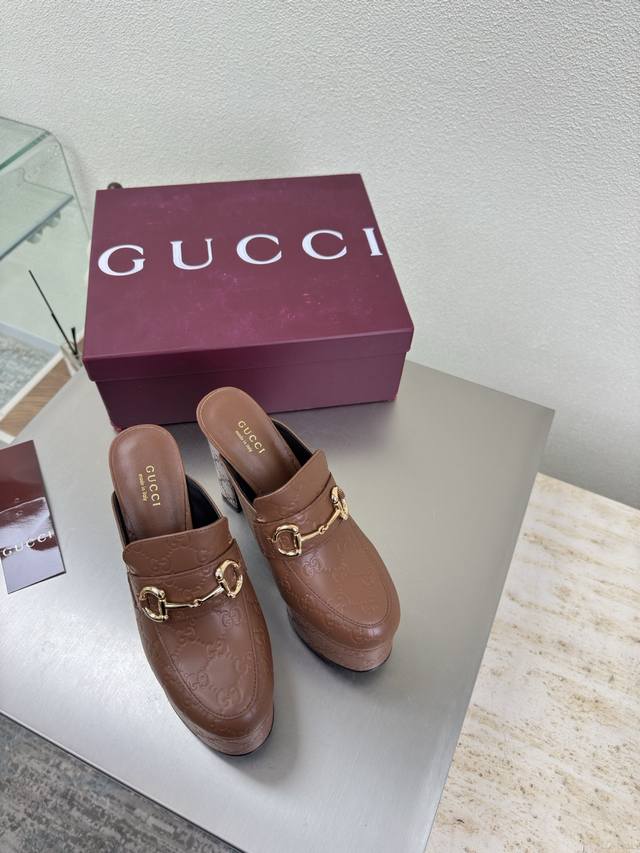 面料包裹前水台 后跟 Gucci 新防水台高跟 凉鞋 跟高 13Cm 前水台4.5Cm 棕色 牛皮 压印Logo 走鞋款秀 古驰 恨天高内置水台后空凉鞋 时尚的