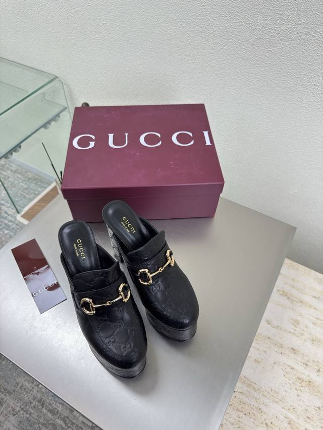 面料包裹前水台 后跟 Gucci 新防水台高跟 凉鞋 跟高 13Cm 前水台4.5Cm 黑色 牛皮 压印Logo 走鞋款秀 古驰 恨天高内置水台后空凉鞋 时尚的