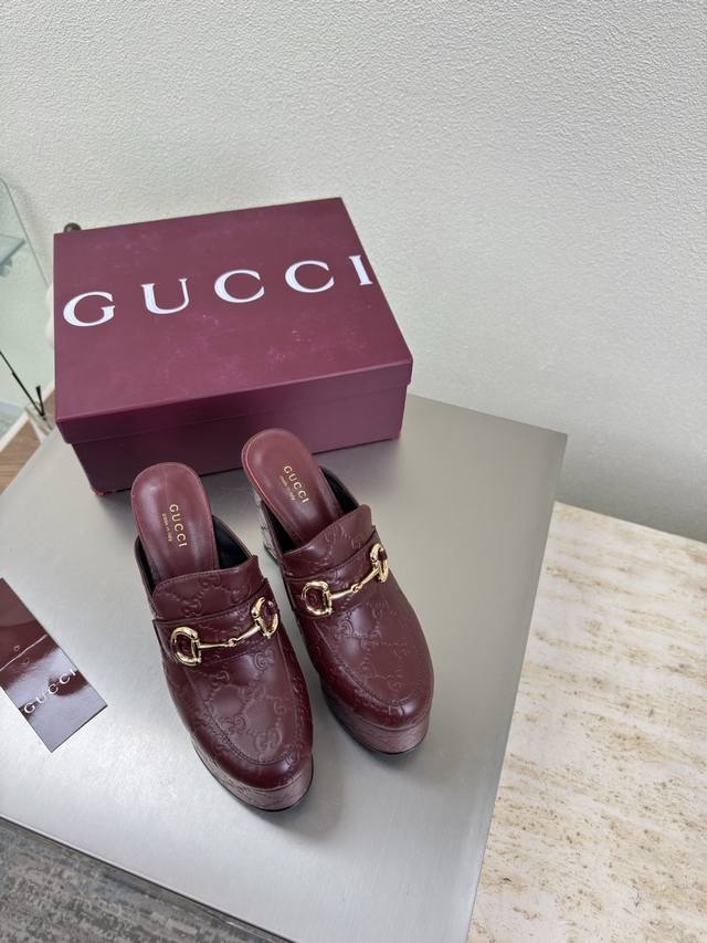面料包裹前水台 后跟 Gucci 新防水台高跟 凉鞋 跟高 13Cm 前水台4.5Cm 酒红色 牛皮 压印Logo 走鞋款秀 古驰 恨天高内置水台后空凉鞋 时尚