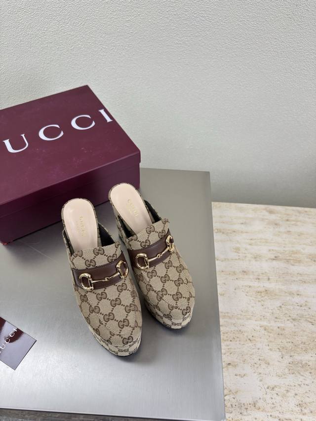 面料包裹前水台 后跟 Gucci 新防水台高跟 凉鞋 跟高 13Cm 前水台4.5Cm 杏色老花 走鞋款秀 古驰 恨天高内置水台后空凉鞋 时尚的品牌Logo持加