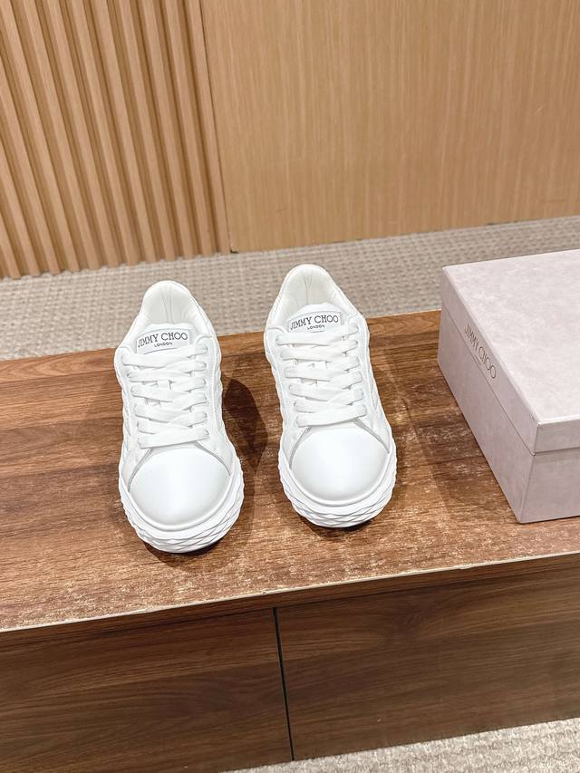 周仰杰新款休闲鞋，采用Diamond仿钻石绗缝皮革材质制作。鞋底采用品牌标志性Diamond仿钻石切割设计，未来风格设计，立体廓形比例夸张，营造舒适包裹感与显高