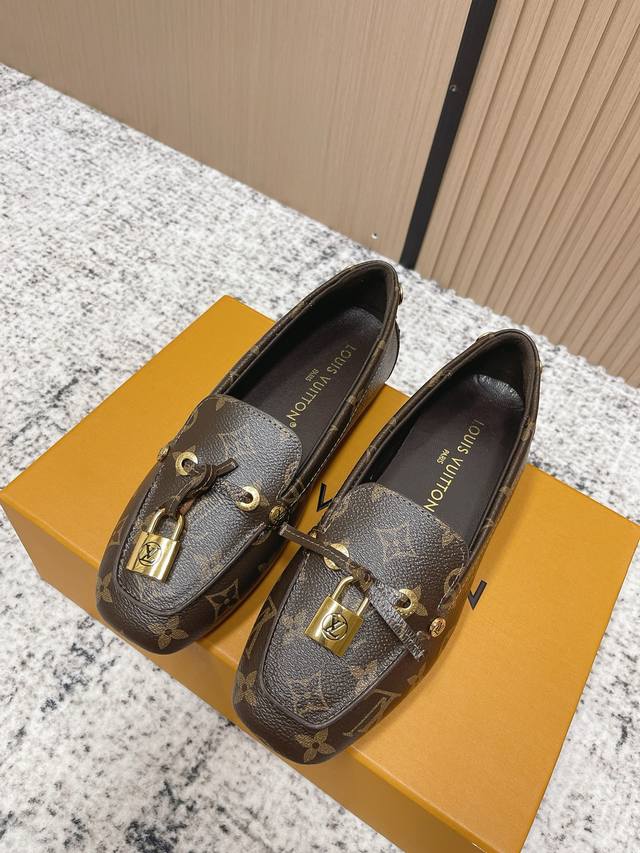 代购级 Louis Vuitton 25Ss 平底乐福鞋 豆豆鞋，采用优质牛皮 轻盈舒适的莫卡辛结构搭配手缝鞋面 点缀Lv Cicle标识和铭纹鞋带端头。饰蝴蝶