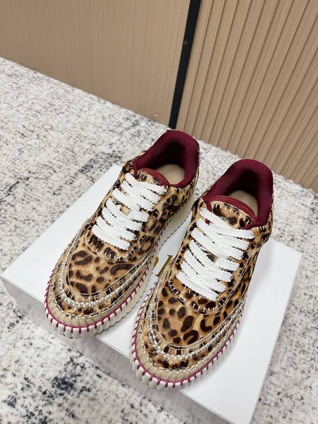 顶级版本： Chloe 克洛伊 蔻依 25 新款 厚底小白鞋 休闲鞋 原版鞋底，全手工穿线，所有的位置刚刚好 ，网红爆款，顶级休闲度假系列 大咖网红一致追求此款