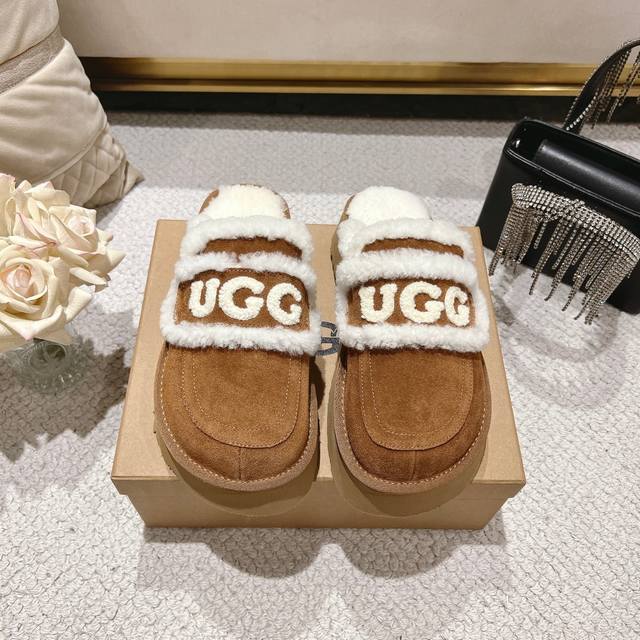 栗色 厚底 Ugg Logo拖鞋太火啦 一眼就上头的款式 胖胖的方圆头鞋 加上羊毛边边Logo 憨憨的可爱。鞋身很轻巧 走路简直可以跳起来！ 四色:栗色 咖色