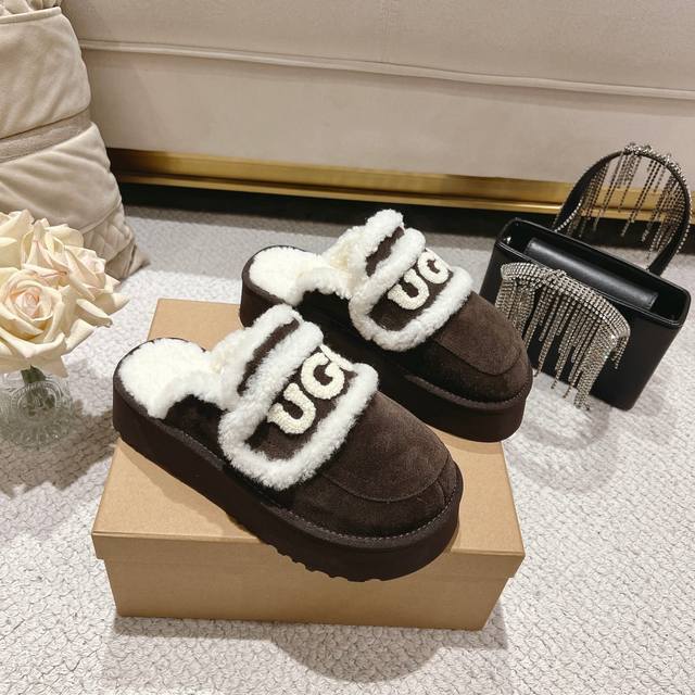 咖色 厚底 Ugg Logo拖鞋太火啦 一眼就上头的款式 胖胖的方圆头鞋 加上羊毛边边Logo 憨憨的可爱。鞋身很轻巧 走路简直可以跳起来！ 四色:栗色 咖色