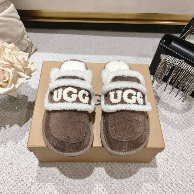 香槟棕 Ugg Logo拖鞋太火啦 一眼就上头的款式 胖胖的方圆头鞋 加上羊毛边边Logo 憨憨的可爱。鞋身很轻巧 走路简直可以跳起来！ 四色:栗色 咖色 沙色