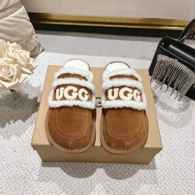 栗色 Ugg Logo拖鞋太火啦 一眼就上头的款式 胖胖的方圆头鞋 加上羊毛边边Logo 憨憨的可爱。鞋身很轻巧 走路简直可以跳起来！ 四色:栗色 咖色 沙色