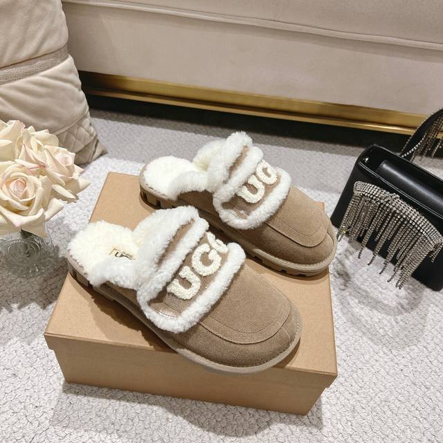 沙色 Ugg Logo拖鞋太火啦 一眼就上头的款式 胖胖的方圆头鞋 加上羊毛边边Logo 憨憨的可爱。鞋身很轻巧 走路简直可以跳起来！ 四色:栗色 咖色 沙色