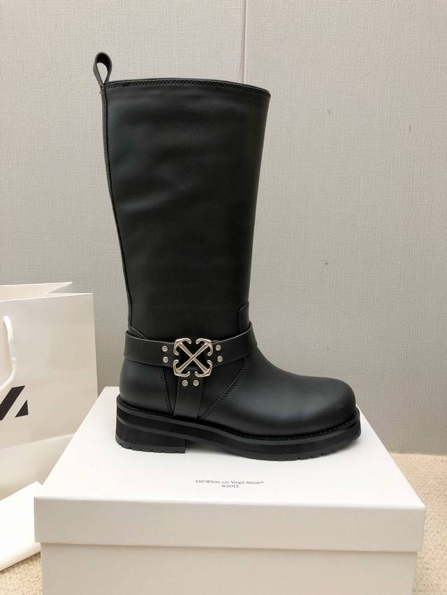 Off White 出靴子辣， Off秋冬↗女靴，强势来袭，上脚舒适，酷劲十足，百变搭配 面料：进口头层牛皮 内里:牛牛皮里 垫脚:牛牛皮里 大底:防滑耐磨橡胶