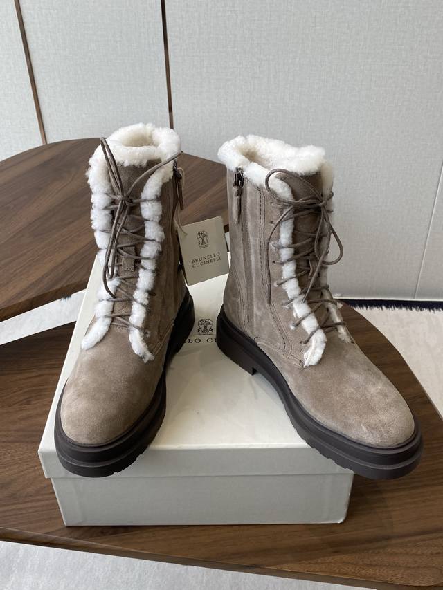 出厂： 独家顶级版本 Bc 2025Ss秋冬新品爆款靴子 Brunellocucinelli 源自乐福鞋的经典灵感定义了这款新胶底鞋的现代优雅风格。 珍贵的进口