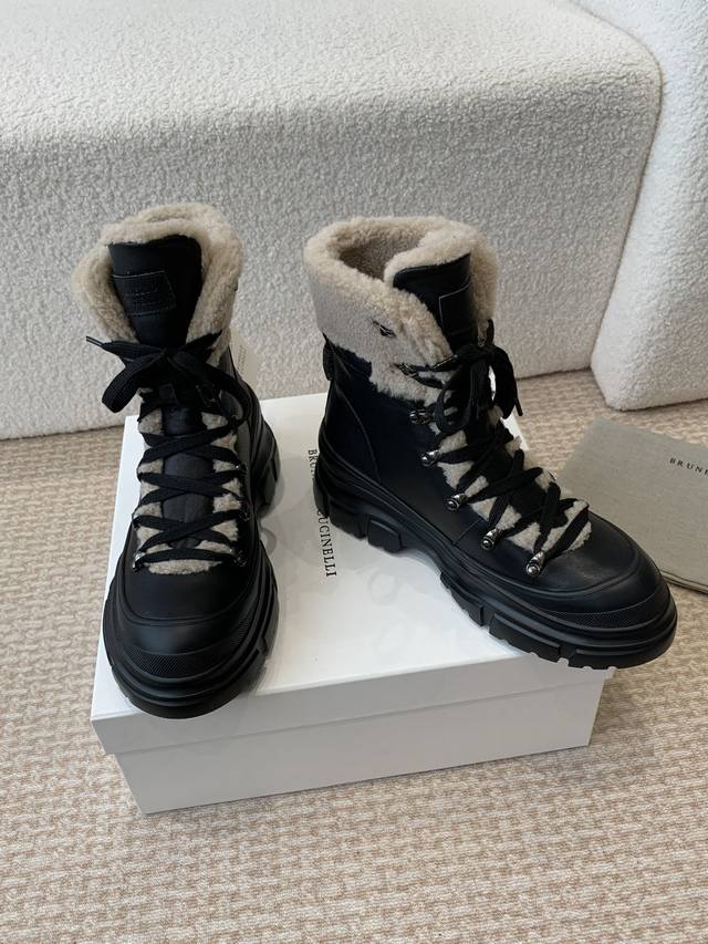 出厂： 顶级顶级版本 Bc 2025Ss秋冬新品爆款靴子系列 Brunellocucinelli 源自乐福鞋的经典灵感定义了这款新胶底鞋的现代优雅风格。 珍贵的