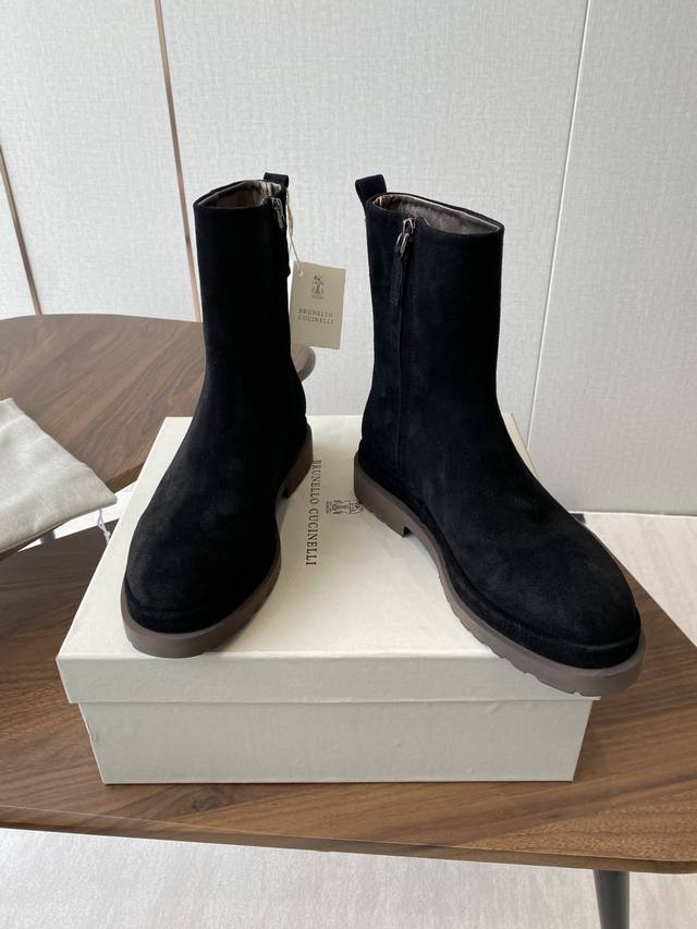 出厂： 独家顶级版本 Brunello Cucinelli ～25Vs秋季新款靴子系列 不用多说！超级有范的一款靴子女孩子穿起来不要太酷，走在街上保证回头率蹭蹭