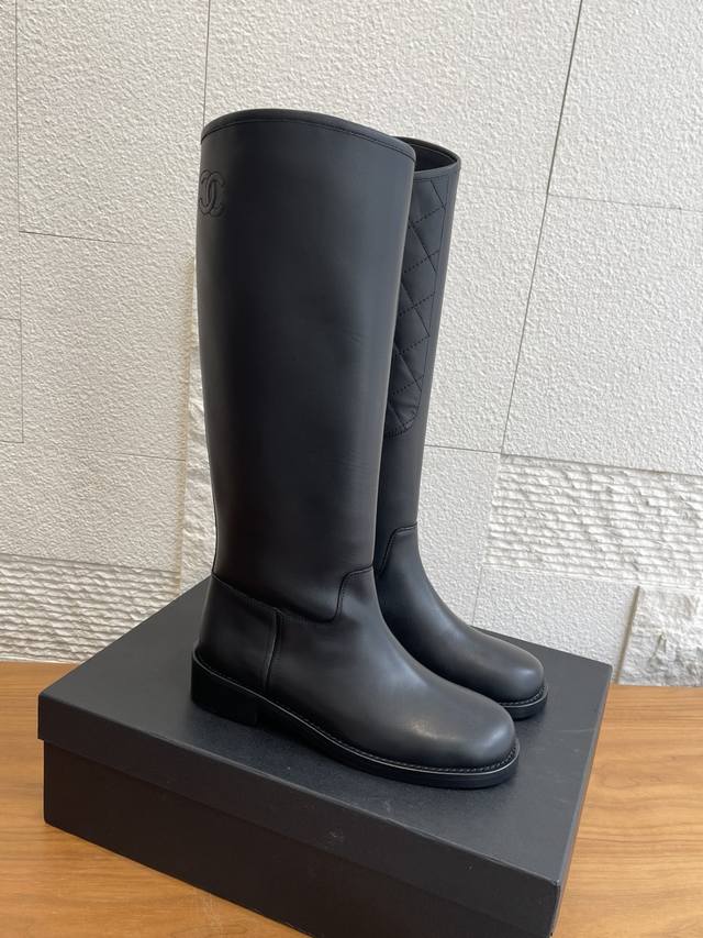 顶级版本: Chanel 香奈儿 2025 秋冬新款 复古西部牛仔靴 骑士靴 Chanel香奈儿骑士靴，黑色小牛皮+菱格纹缝线，质感细腻又耐用！靴筒斜切设计，修