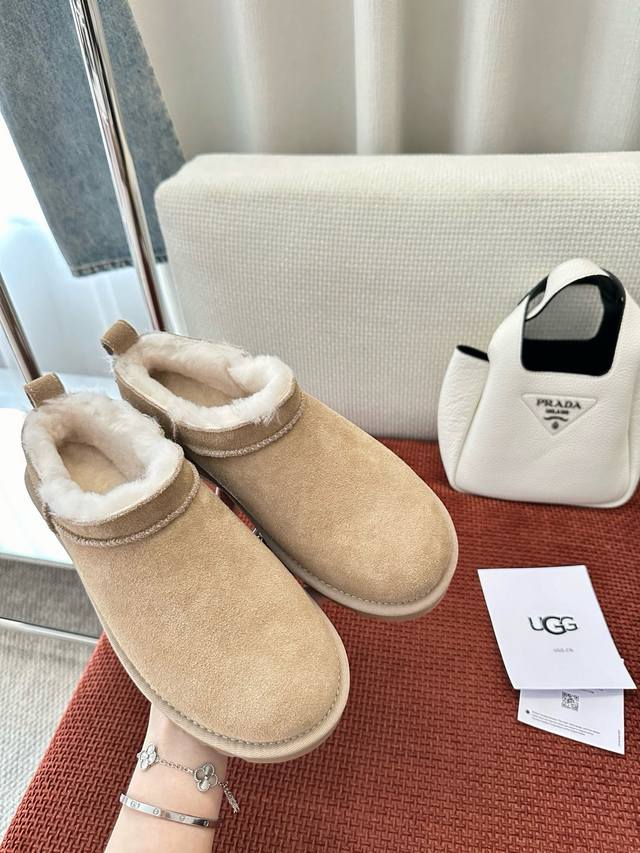 25Ss 新款Classic Micro 超迷你雪地靴｜原版购入代购级别 -沙色 材质与工艺： 面料：100%翻毛皮皮革 衬里：羊皮毛 舒适轻盈Eva外底 厂价