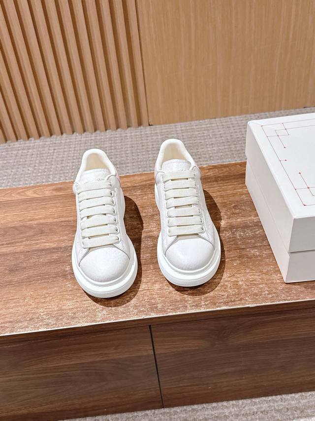 限女码 粉皮尾米白面 # 麦昆当之无愧算是小白鞋里的经典之王 市面上做的人也确实不在少数，版本也是参差不齐但真正离正品还是有一段距离！请看我们独家 1独家定制的