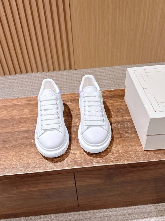 限女码 紫色皮尾 # 麦昆当之无愧算是小白鞋里的经典之王 市面上做的人也确实不在少数，版本也是参差不齐但真正离正品还是有一段距离！请看我们独家 1独家定制的最新