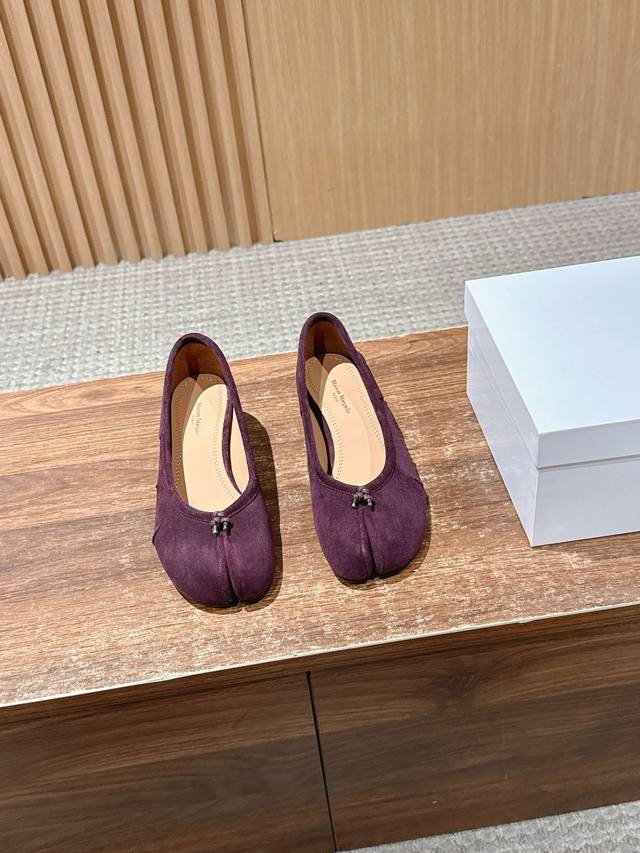 莞产 #马吉拉粗跟浅口分趾鞋 Tabi分趾粗跟芭蕾鞋 ，莞产高品 马吉拉的分趾款鞋在大秀上亮相以来，稳居品牌经典作品行业列，该款分趾猪蹄鞋最具标志性的单品，随着