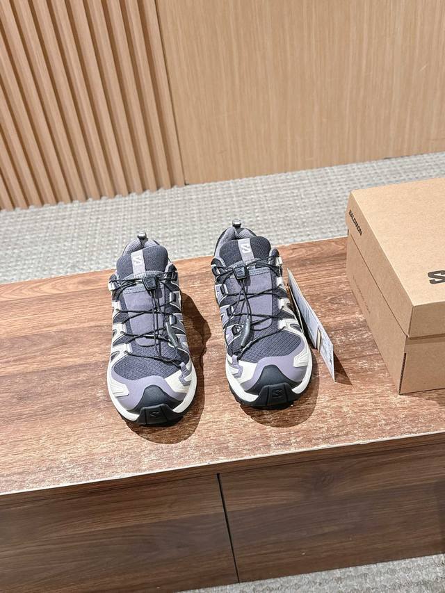 限女码 Salomon 萨洛蒙Xa pro 3D V9 Gtx是一款舒适百搭的徒步鞋，适合在各种复杂地形中使用。Contagrip 橡胶大底：具备卓越的抓地力，