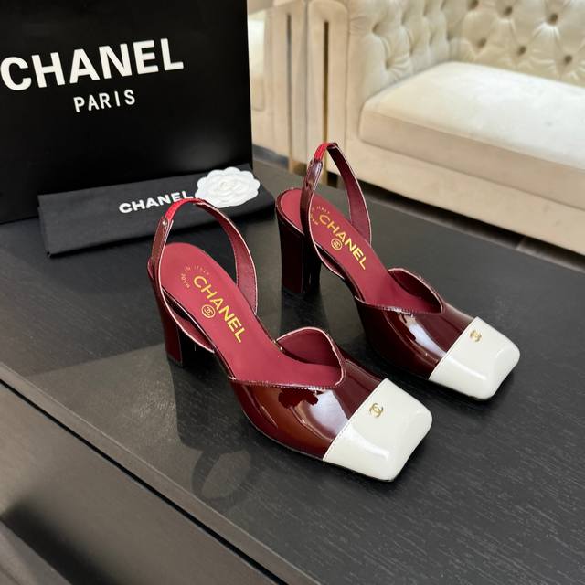 厂价 Chane*｜小香25K走秀款双C 大方头高跟鞋 当巴黎大皇宫的秀场灯光聚焦于足尖 这双走秀款大方头高跟鞋便以利落姿态 写下经典与创新的时尚注解 。 标志