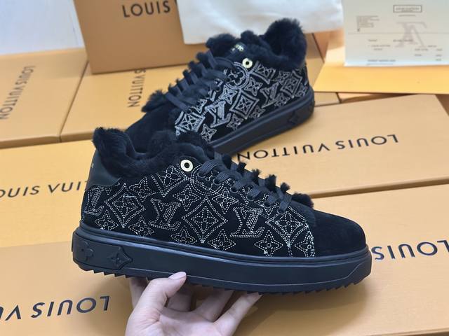 最新款 毛里版本 路易威登Lv Louis Vuott On Fw24 New Arrival～秋冬最新款毛毛休闲鞋电绣工艺 这双毛拖也是好好看！皮质的就是非常