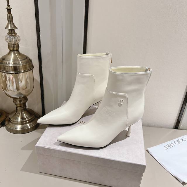 Jimmy Choo 224 最新尖头单鞋短靴新品 鞋面绑带设计特别有个性时尚，脚感舒适凹造型必备经典百搭美得无与伦比 超好穿 上脚非常舒适 ！秋冬爆款舍我其谁