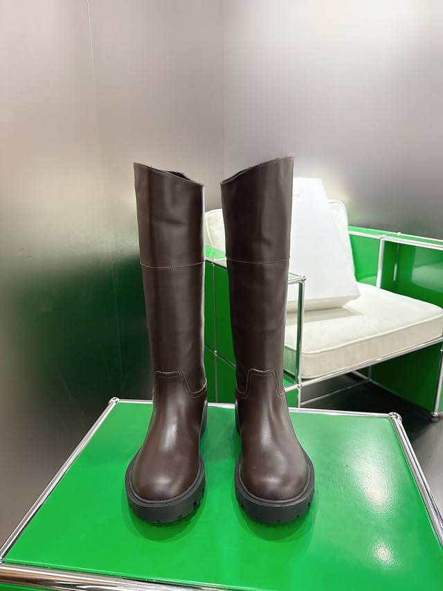 K054 Celine 赛琳秋冬凯旋门长靴 新品膝下的高度，轻松驾驭的！ 小粗跟很稳妥，舒适度不用担心呀！凯旋门Logo压印，简单但不乏精致感！ 小牛皮鞋面，意