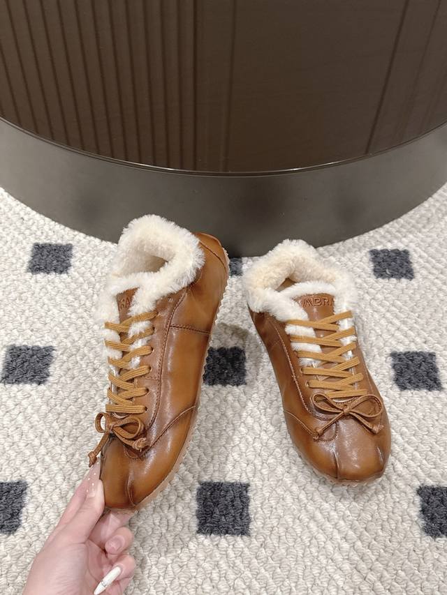 毛里 .码数35-40。41定做。 2025爆款Abra芭蕾舞羊毛德训鞋强势上新啦！ 这双鞋简直是时尚与舒适的天作之合~将芭蕾舞鞋的优雅、德训鞋的随性，还有羊毛