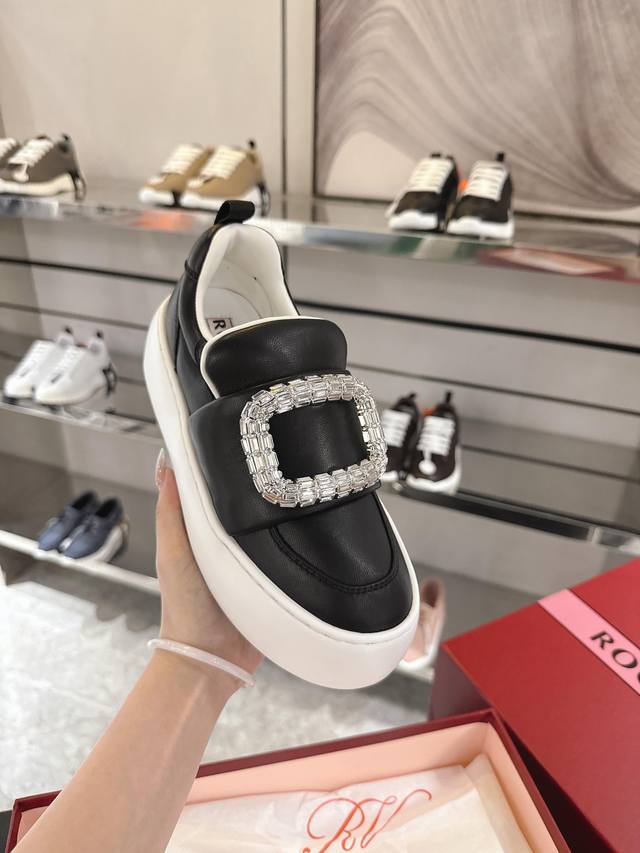 本款简便运动休闲鞋汲取 年代的太空元素，鞋型简约。鞋面以衍缝绵羊纳帕皮革制成，触感柔软，Eva外底脚感轻便，宛如踩在瑜伽垫上，五厘米的高度尽显挺拔身姿。鞋舌上点