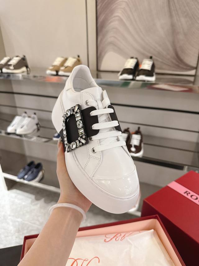 Viv' Skate厚底运动鞋六月来袭。鞋底跟高猛增至8Cm，让各位秒变大长腿。鞋面全牛皮手工制作，搭配Viv经典扣饰，轻松应对各种场合。 纳帕小牛皮制成 漆皮