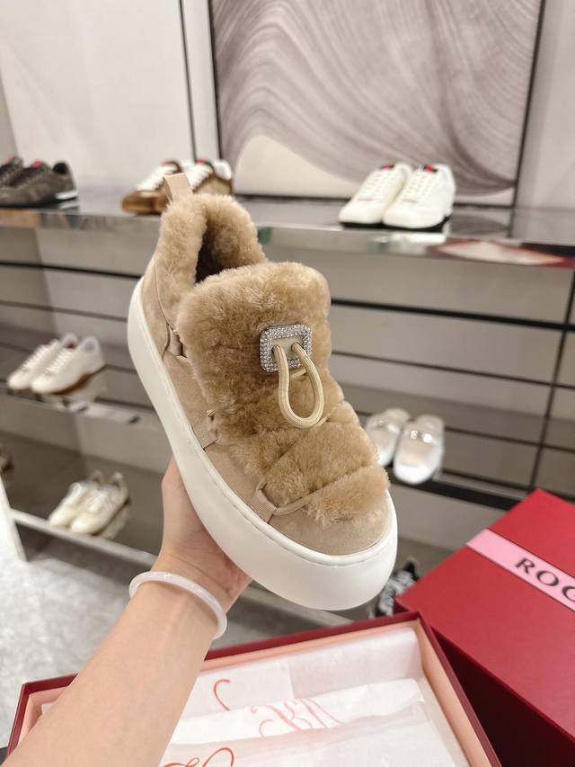 本款袜靴式运动休闲鞋从六十年代太空时代汲取灵感，兼具轻盈质感与时尚廓形。 鞋型圆润，旨在提供如履软垫般的舒适体验，五厘米外底采用轻质柔韧Eva材质，如瑜伽垫般柔