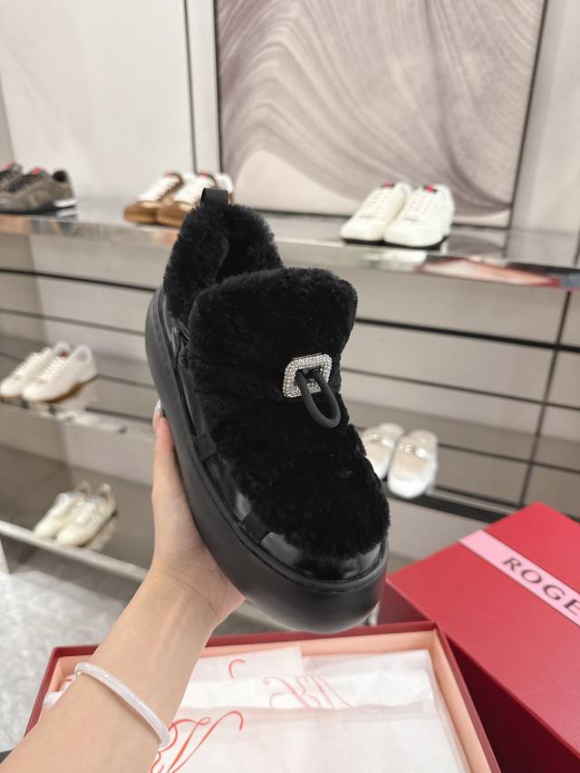 新款简便运动休闲鞋从六十年代太空时代汲取灵感，以轻便舒适设计吸睛。五厘米的厚底以轻便柔软的Eva材质制成，宛如踩在瑜伽垫上，脚感轻盈。鞋面为漆皮拼剪羊毛制成，闪