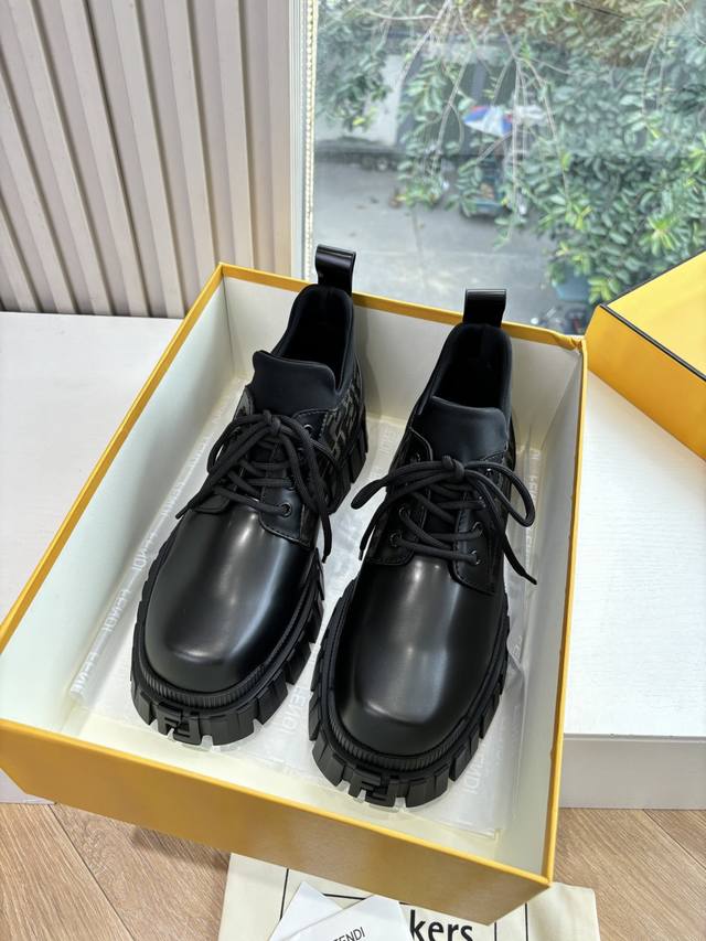 G306所见即所得Fendi芬迪 25新秋冬深口高筒靴 Yyds→_→ Fd又出美靴啦 高级反绒牛皮面料，经典Ff老花高级特殊压印 开模原版分体五金 机车靴造型