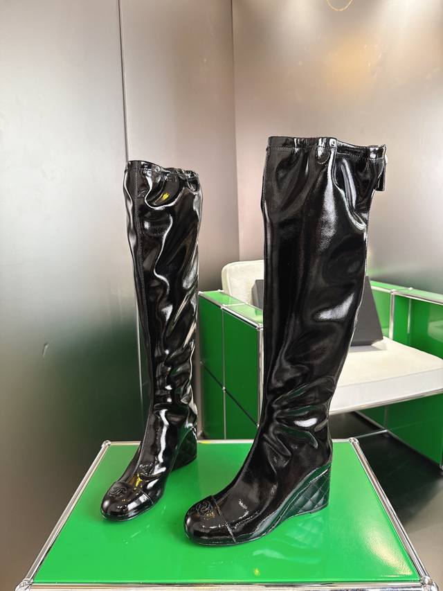 秋冬新品双C菱格 顶级品质 坡跟弹力松紧靴口高靴 弹力材质巧妙拼接 贴合腿部曲线 既保证活动自如 又增添几分随性灵动。 7Cm坡跟设计精妙 18寸高度恰到好处