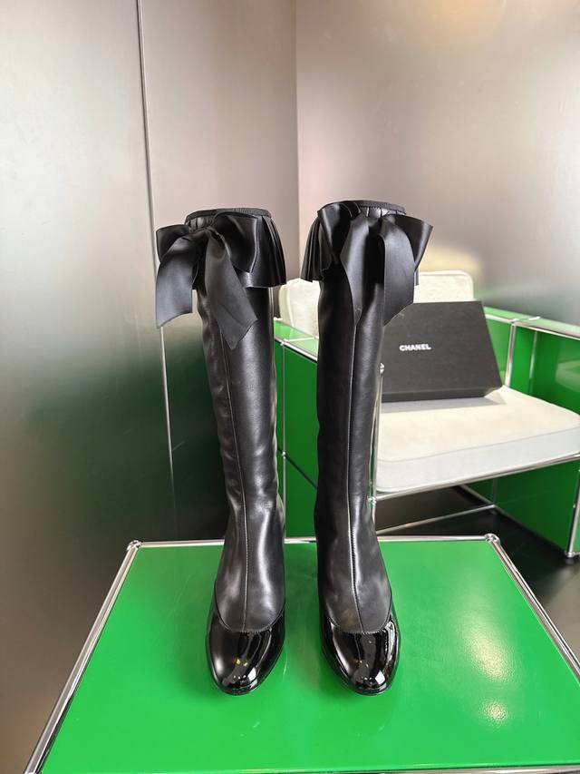 秋冬新品蝴蝶结高靴 顶级品质 6.5Cm粗跟设计 中筒靴长靴 褶皱靴口是这双靴子的神来之笔 层层叠叠的褶皱宛如海浪轻涌 充满立体感 不经意间就为整体造型增添了几