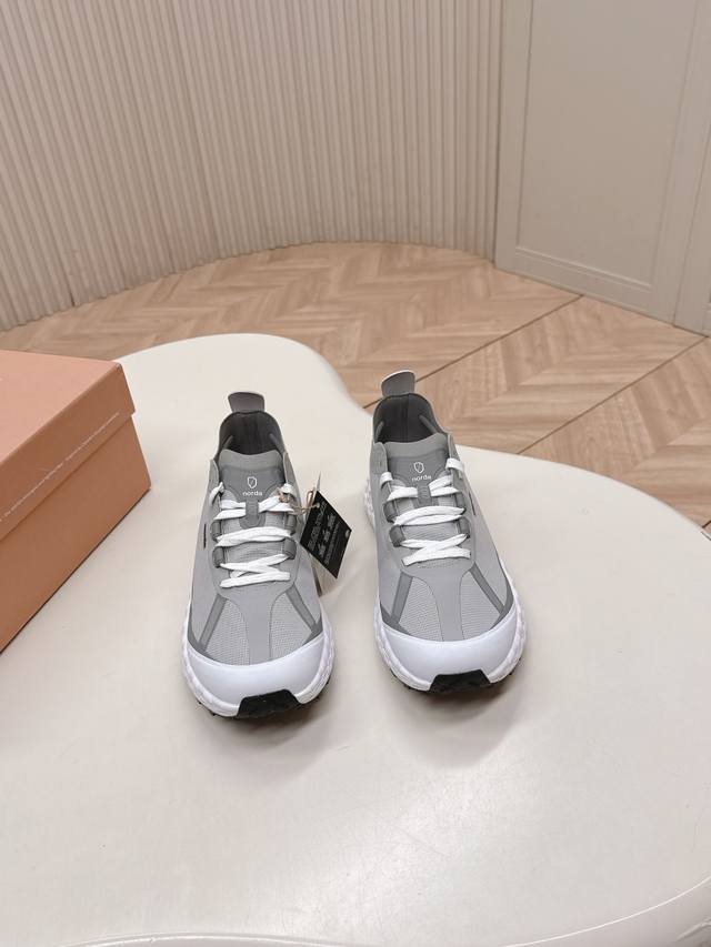 出 情侣款Norda 户外运动鞋，专为挑战荒野与山野的勇者设计。采用尖端科技与高性能材质，轻量化鞋身搭配强悍抓地力，无惧陡峭岩壁、泥泞小径或湿滑溪流，每一步都稳