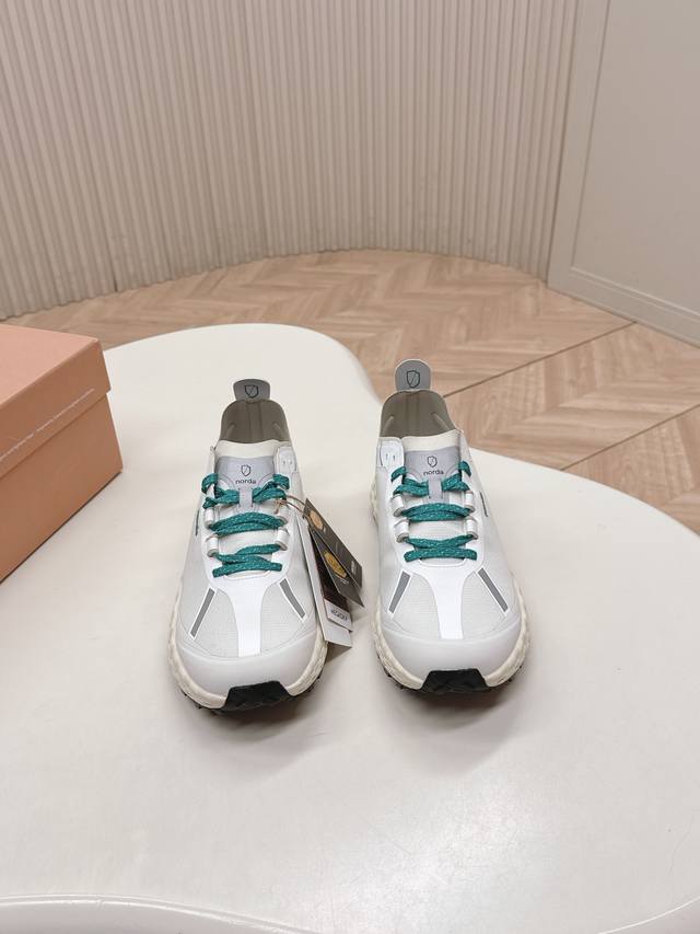 出 情侣款Norda 户外运动鞋，专为挑战荒野与山野的勇者设计。采用尖端科技与高性能材质，轻量化鞋身搭配强悍抓地力，无惧陡峭岩壁、泥泞小径或湿滑溪流，每一步都稳