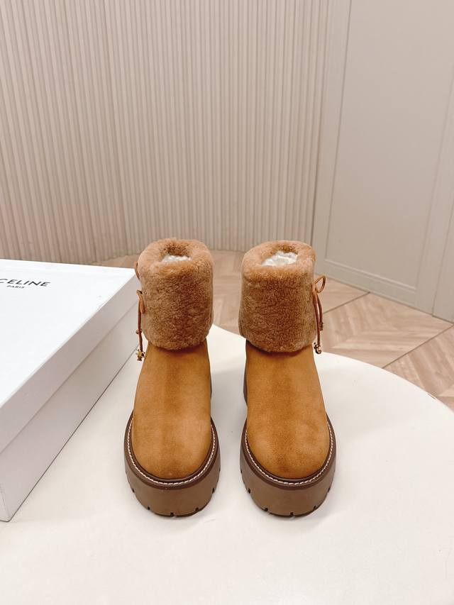 出 Celine 思琳新款 经典凯旋门羊毛靴雪地靴厚底短靴 超级显气质增高显瘦款 冬日女王的绝佳搭配！全羊毛保暖简约时尚又俏皮 靴筒全羊毛更显贵气优雅 鞋面：牛