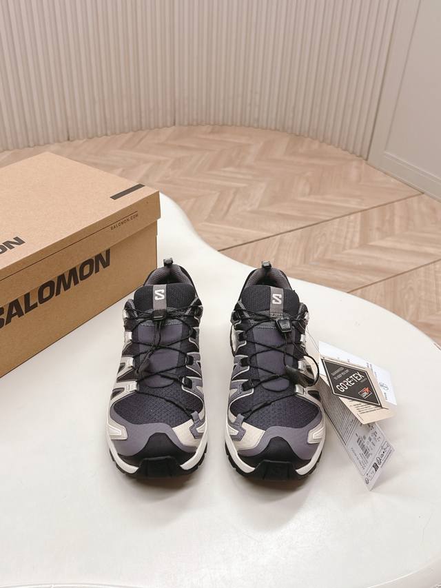 出 Salomon萨洛蒙2025秋冬新款3D-V9新色系跑步鞋休闲运动鞋 未来感皮条纹 上脚实感:中底搭载全掌玻璃纤维能量板和超厚弹性泡沫中底，跑动时推进力十足