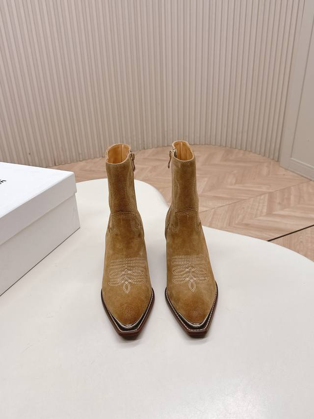 出 Celine专柜最新时装靴、走秀款时尚博主同款 力推单品系列！复古欧美风格 炸街必备单品 凯旋门Logo点缀 非常高端有气质 四季可穿的短靴、鞋面：采用原版